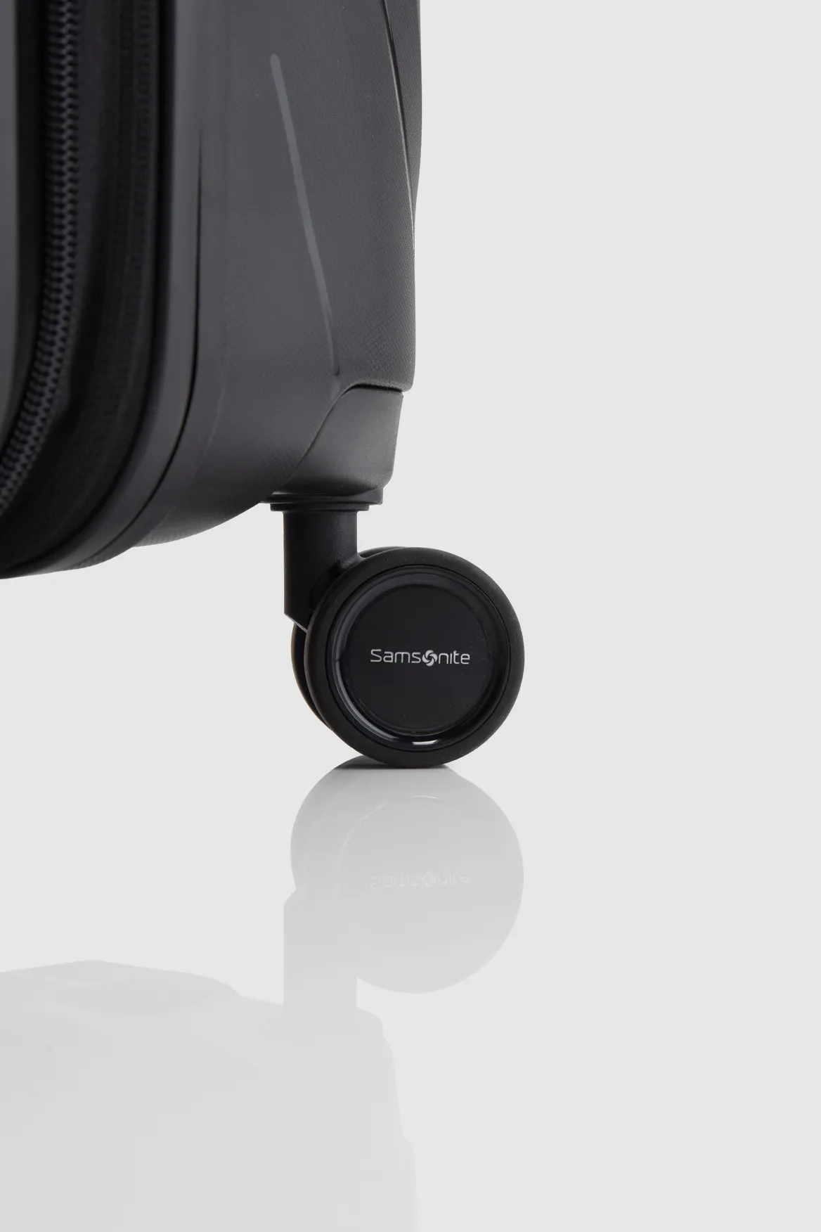 Octolite Neo 81cm Suitcase