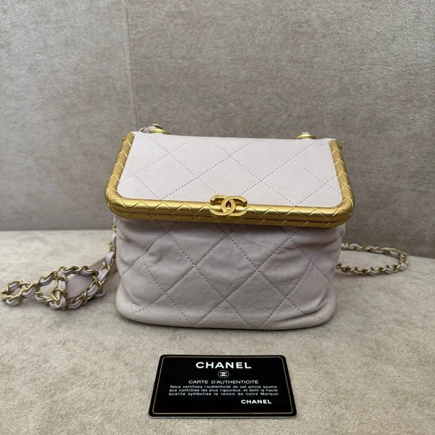 Preloved Chanel Quilted Shoulder Bag Ivory Leather with Gold Hardware