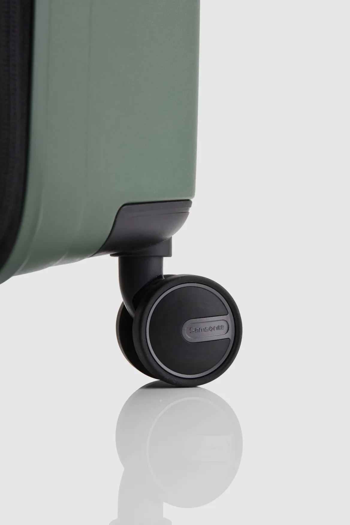 Restackd 81cm Suitcase